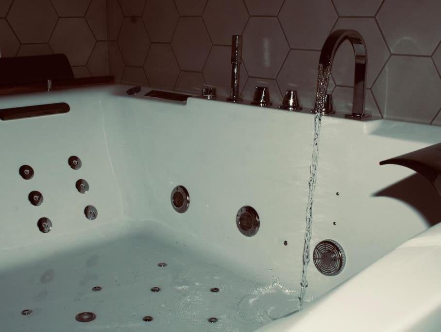 Superbe Appartement Avec Jacuzzi Et Jardin Prive Marlhes 外观 照片