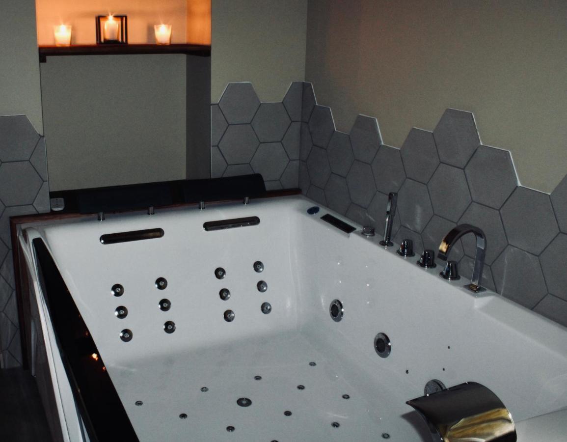 Superbe Appartement Avec Jacuzzi Et Jardin Prive Marlhes 外观 照片